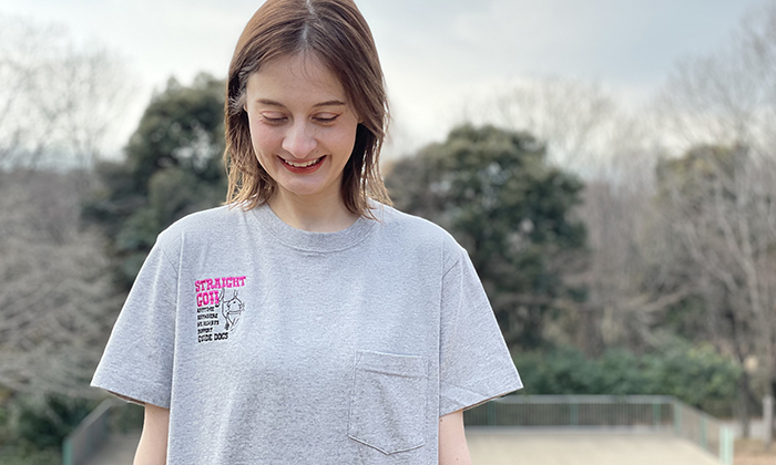 Tシャツを着る女性モデル