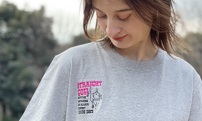 Tシャツを着る女性モデル