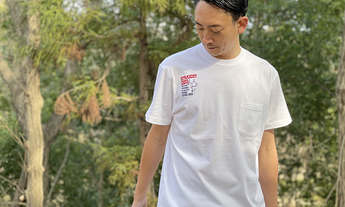Tシャツを着る男性モデル