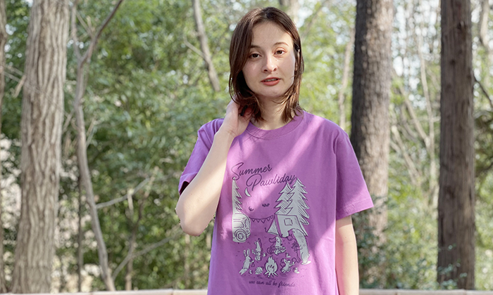 Tシャツを着る女性モデル