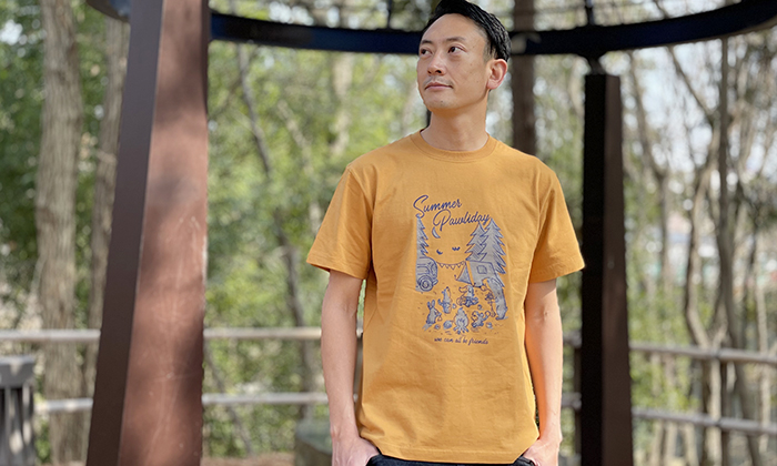 Tシャツを着る男性モデル