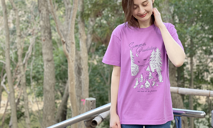 Tシャツを着る女性モデル