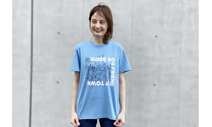 Tシャツを着る女性モデル