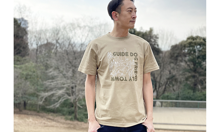 Tシャツを着る男性モデル