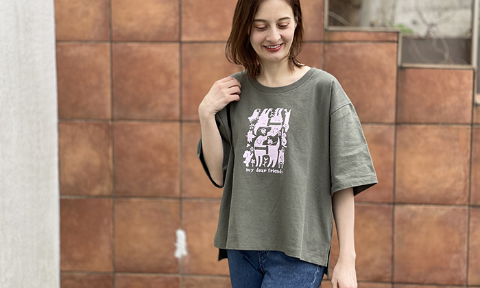 Tシャツを着る女性モデル