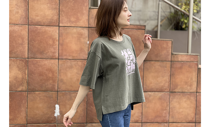 Tシャツを着る女性モデル