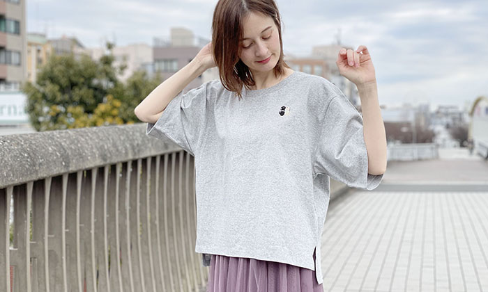 Tシャツを着る女性モデル