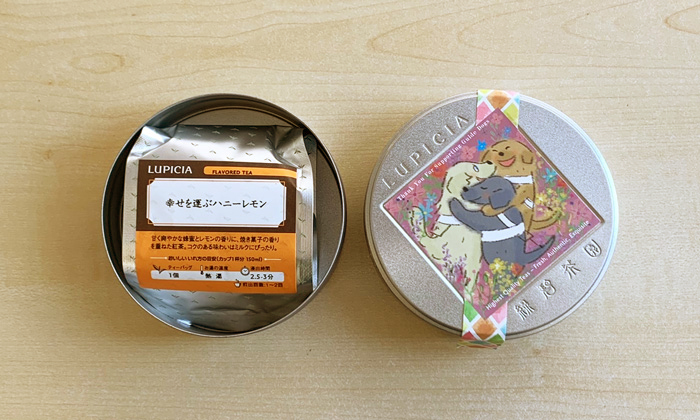 左には蓋が開けられた状態の缶の中身。右には缶の蓋が並んで置かれている。缶の中にはアルミ袋が入っている。
