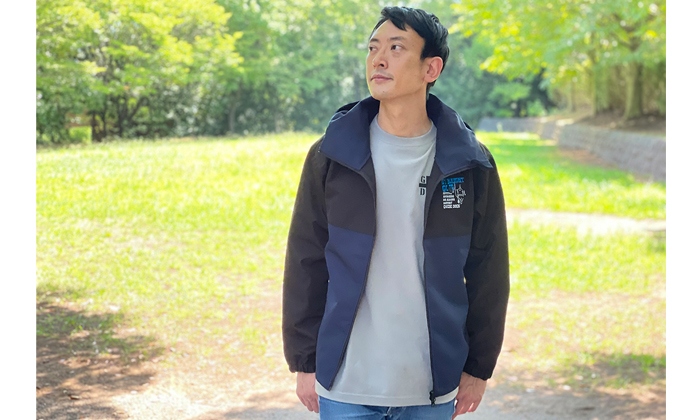 男性モデル。パーカージャケット着用イメージ。