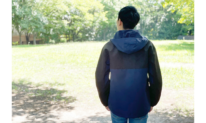 男性モデルの後ろ姿。ネイビー×ブラック着用。