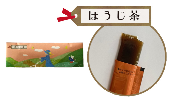 ほうじ茶の包装紙と。中身を袋から少し出している写真。