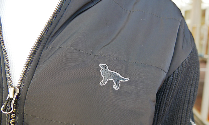 ブラックのジャケットの刺しゅうアップ。DOGDEPTのロゴにも使用されているゴールデンレトリバーの刺しゅう。