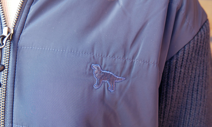 ネイビーのジャケットの刺しゅうアップ。DOGDEPTのロゴにも使用されているゴールデンレトリバーの刺しゅう。