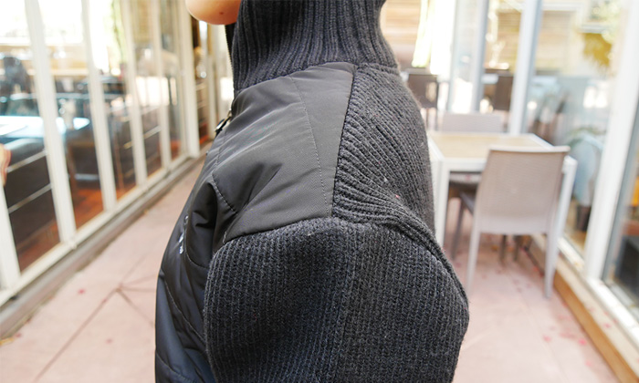 ジャケットの肩の部分を横から見た写真。袖。背中。襟はニット素材。正面の素材はポリエステル。