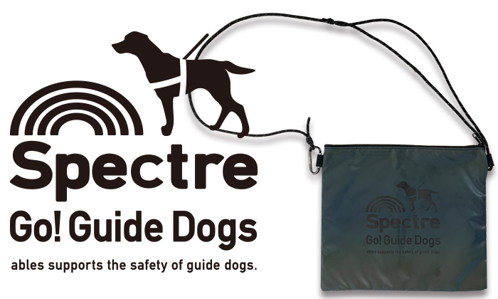 サコッシュのデザインアップとサコッシュ全体の写真。デザインは。上から虹のマークと盲導犬。その下にSpectre。その下にGo! guide dogs。最後の段にables supports the safety of guide dogs。