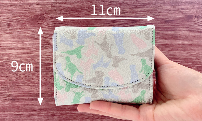 財布の大きさ。横11cm。縦9cm。