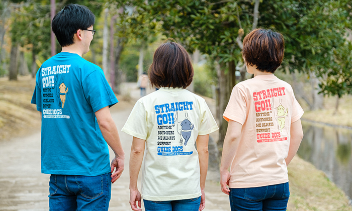 ストレート・ゴー!Tシャツのバックプリントの写真。左から男性モデル1人女性モデル2人が背中を向けて並んでいる写真。
