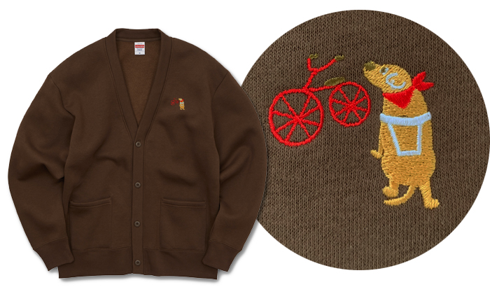 カーディガン全体イメージと胸元の刺しゅうアップ。ブラウンに胸元の刺しゅうは。赤いバンダナを巻いたイエローラブと赤い自転車。
