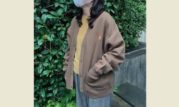 女性モデル着用イメージ。