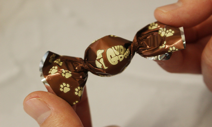 包み紙に包まれたチョコレートの拡大画像