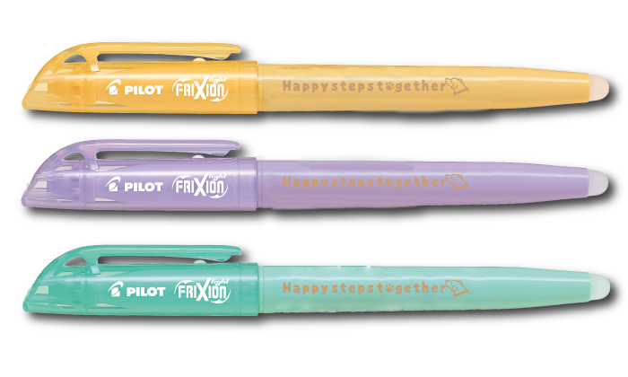 マーカーペン3色が並んで置いてある。