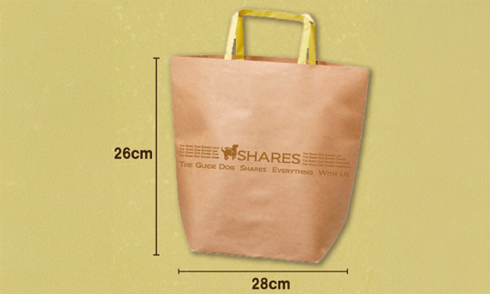 各紙袋のサイズ。クラフトは縦26cm。横28cm。ネイビーは縦29cm。横26cm。