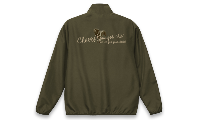 オリーブ色のボディーに盲導犬のシルエットの上に「Cheers! you got this!」と「we've got your back!」の一文がベージュのプリントでデザインされている。