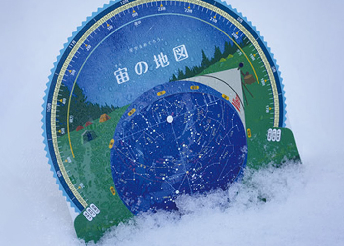 星座早見盤を雪を使って立てている写真。