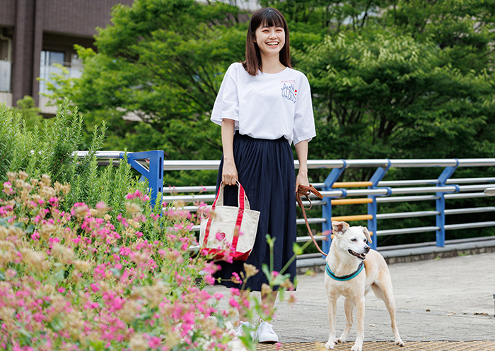 女性モデルがホワイトのTシャツにネイビーのシフォンスカートと合わせている写真