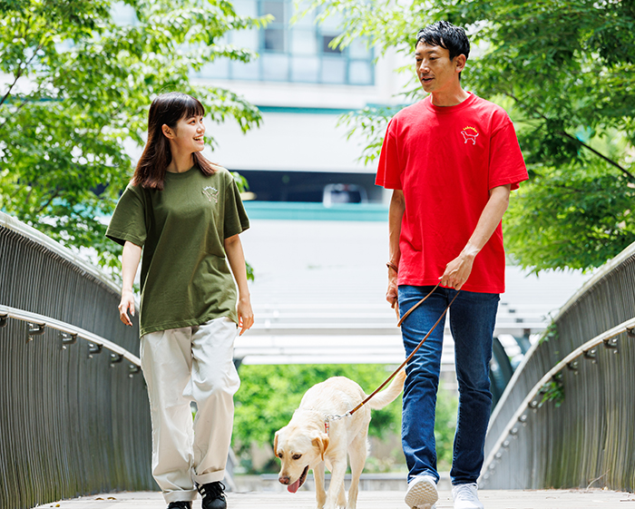 カーキのTシャツを着た女性が加わり散歩している写真