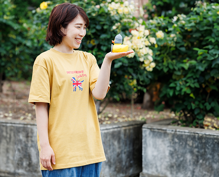 女性モデルがヘイジーイエローのTシャツを着ている写真