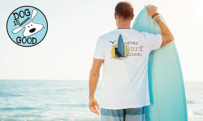 サーフボードを持った男性がホワイトのTシャツを着用している写真