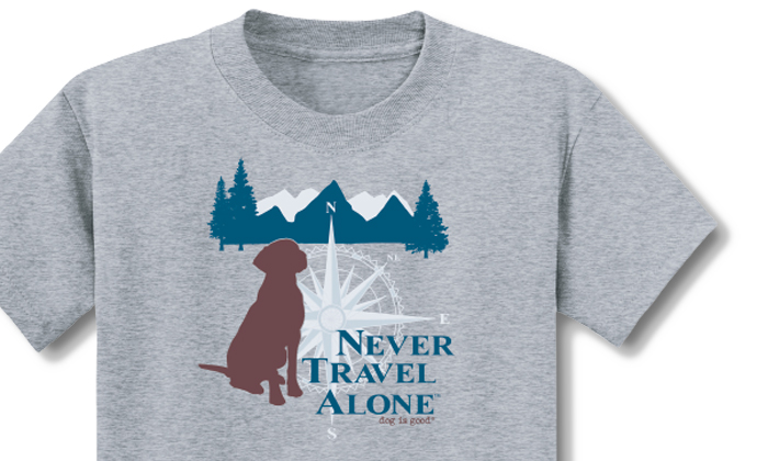 グレーのTシャツにネイビーの山と木のシルエットの前にチョコラブとコンパスがデザインされている