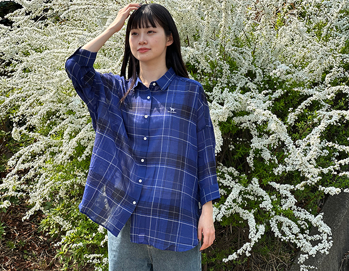 ブラックウォッチ色の七分袖シャツを女性が着用した写真