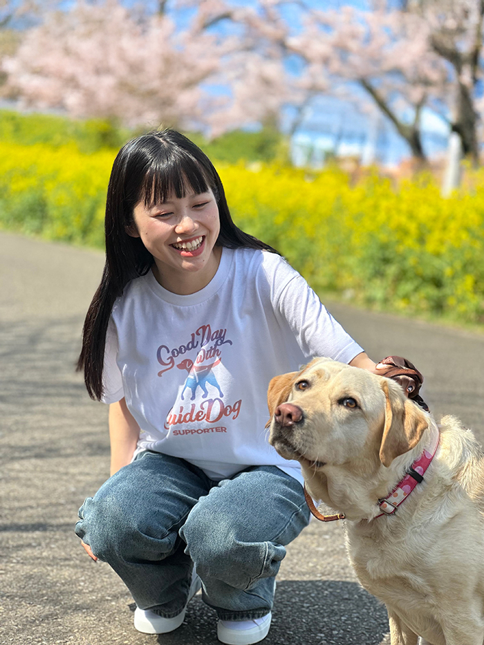 ラブラドールをなでる女性と盲導犬サポートシルエットデザインの着用写真