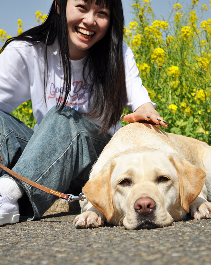 ラブラドールをなでる女性と盲導犬サポートシルエットデザインの着用写真
