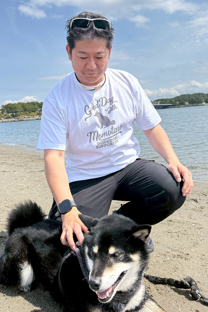 柴犬をなでる男性と柴犬のシルエットデザインの着用写真