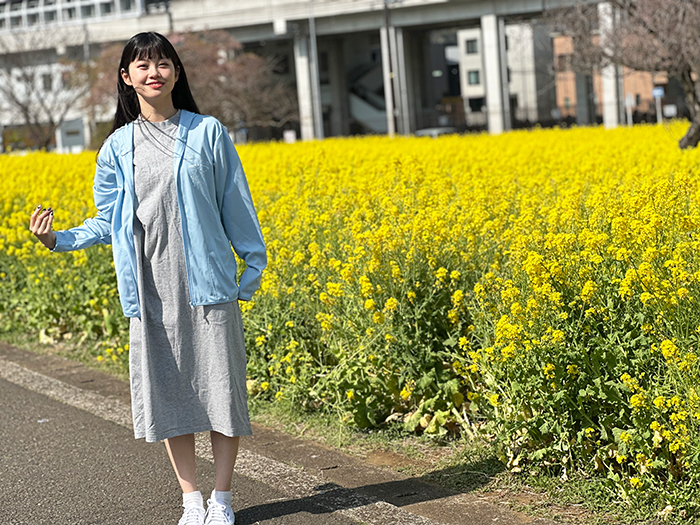 フロント側女性がグレーのワンピースにライトブルーを合わせた着用写真