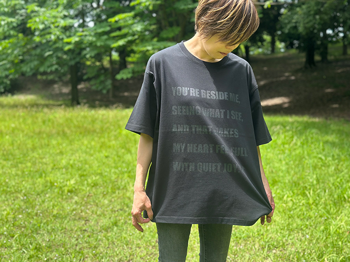 スミのTシャツを着た女性