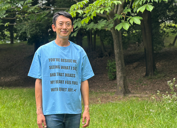 サックスのTシャツを着た男性
