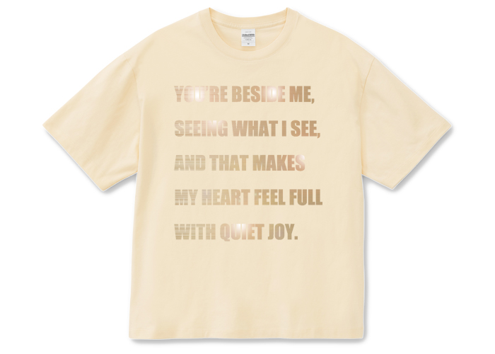 アイボリーのTシャツ