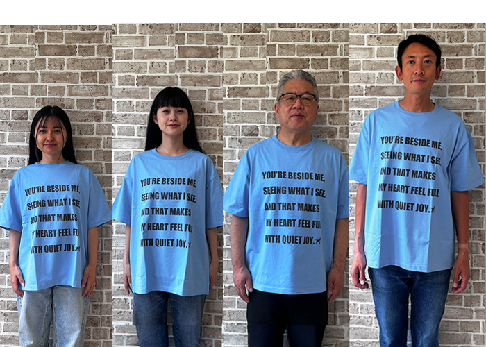 正面を向き身長差でTシャツを着ている写真