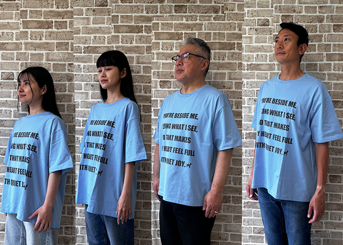 斜め右を向き身長差でTシャツを着ている写真