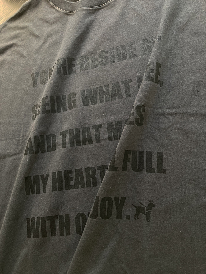 スミのTシャツにはブラックのプリント