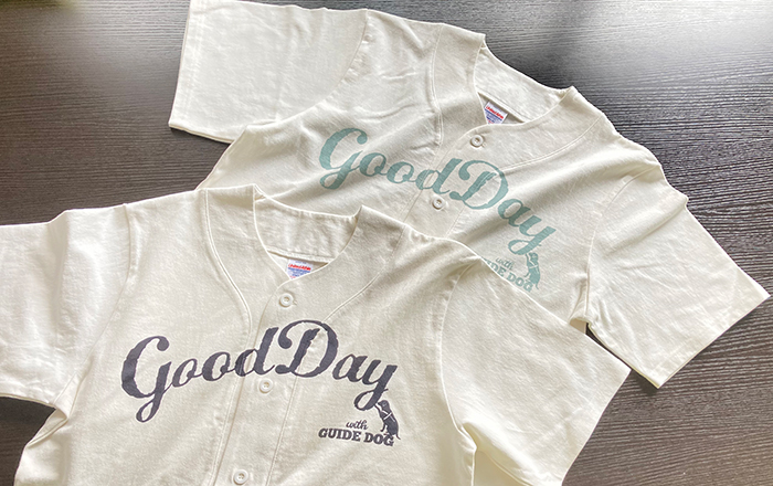 2色のTシャツを平置きした写真