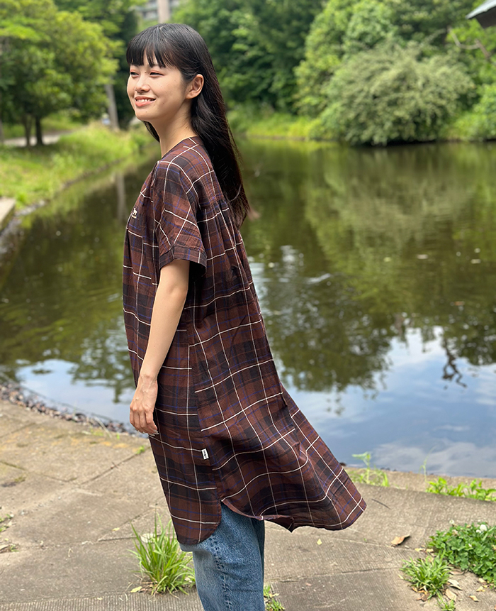 ブラウンチェックを女性が着て横を向いている写真