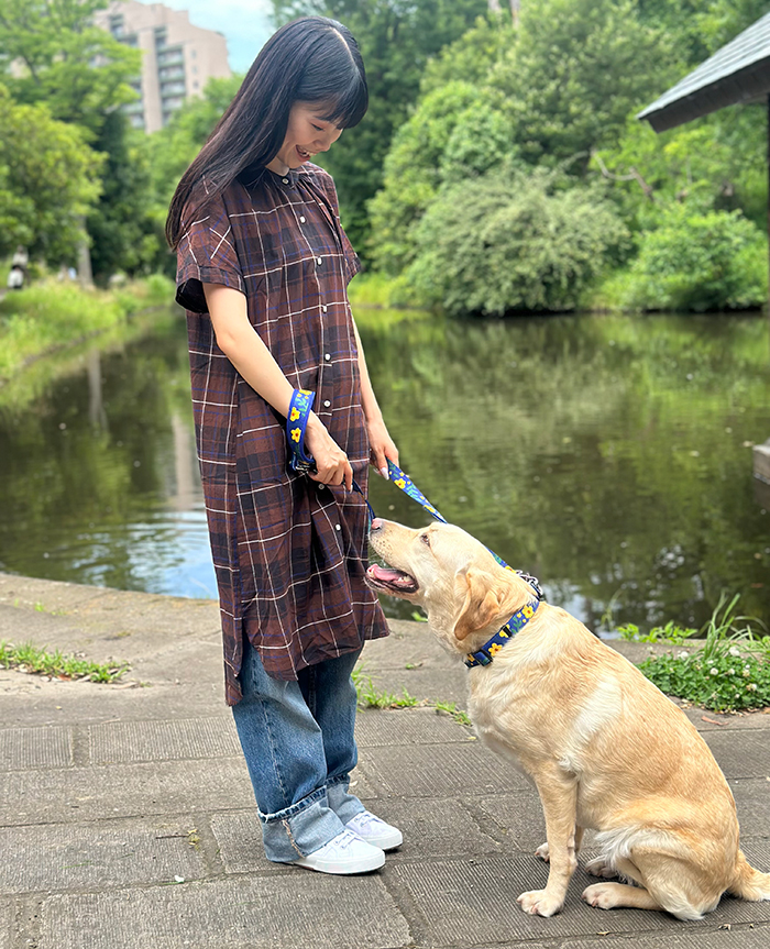 シャツを着た女性がラブラドールといる写真