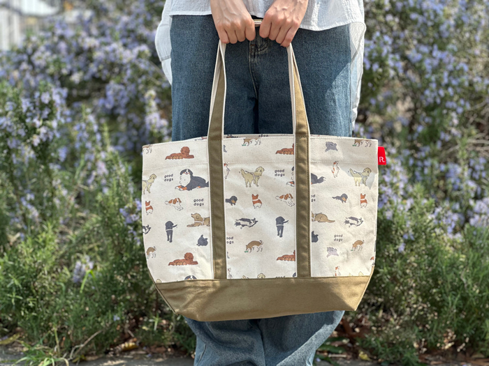 ミディアムサイズのカーキを女性が前で持っている写真。