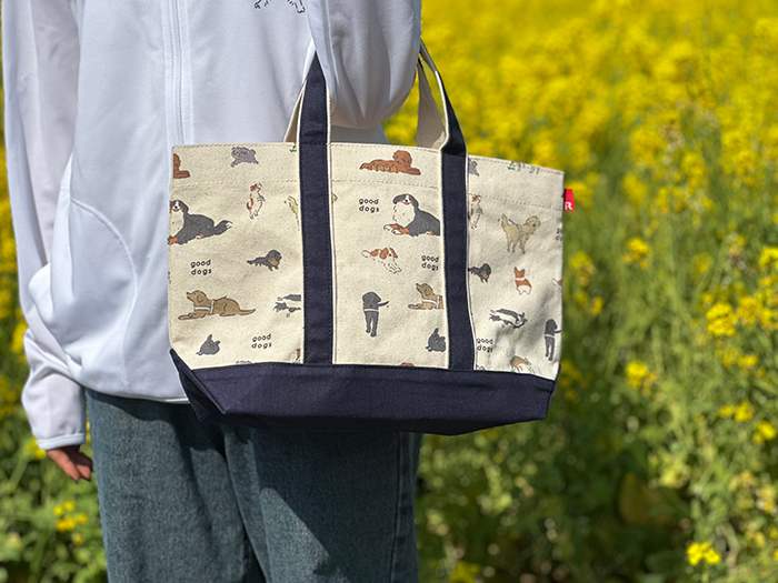 デリサイズのトートを腕にかけている写真