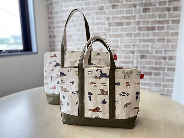 手前がデリ、奥がミディアムの２サイズ、カーキトートが並んでいる写真